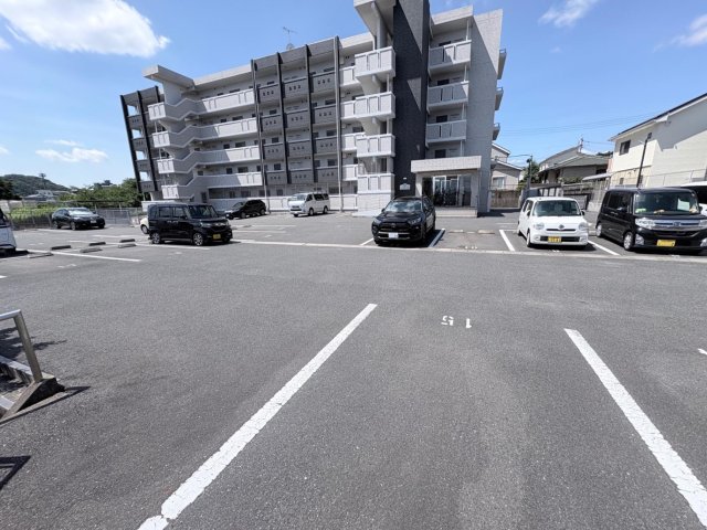 駐車場　広く停めやすい駐車場