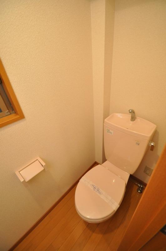 地下鉄七隈線 天神南駅 徒歩9分 4階建 築22年のトイレ写真