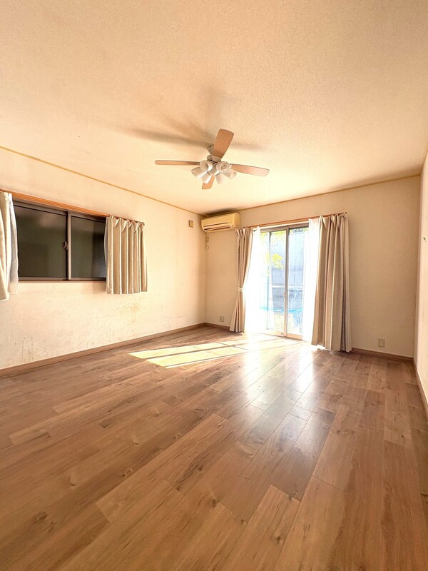 寿町5丁目戸建の居間写真
