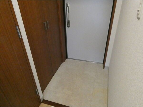 玄関　※写真は同じマンションの違う部屋のものになります。