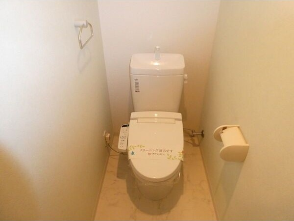 トイレ　※写真は同じマンションの違う部屋のものになります。