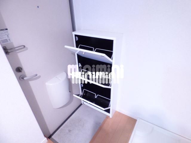 玄関　下駄箱付き
