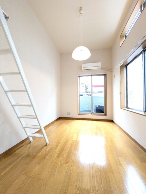 居室・リビング　二面採光のお部屋です