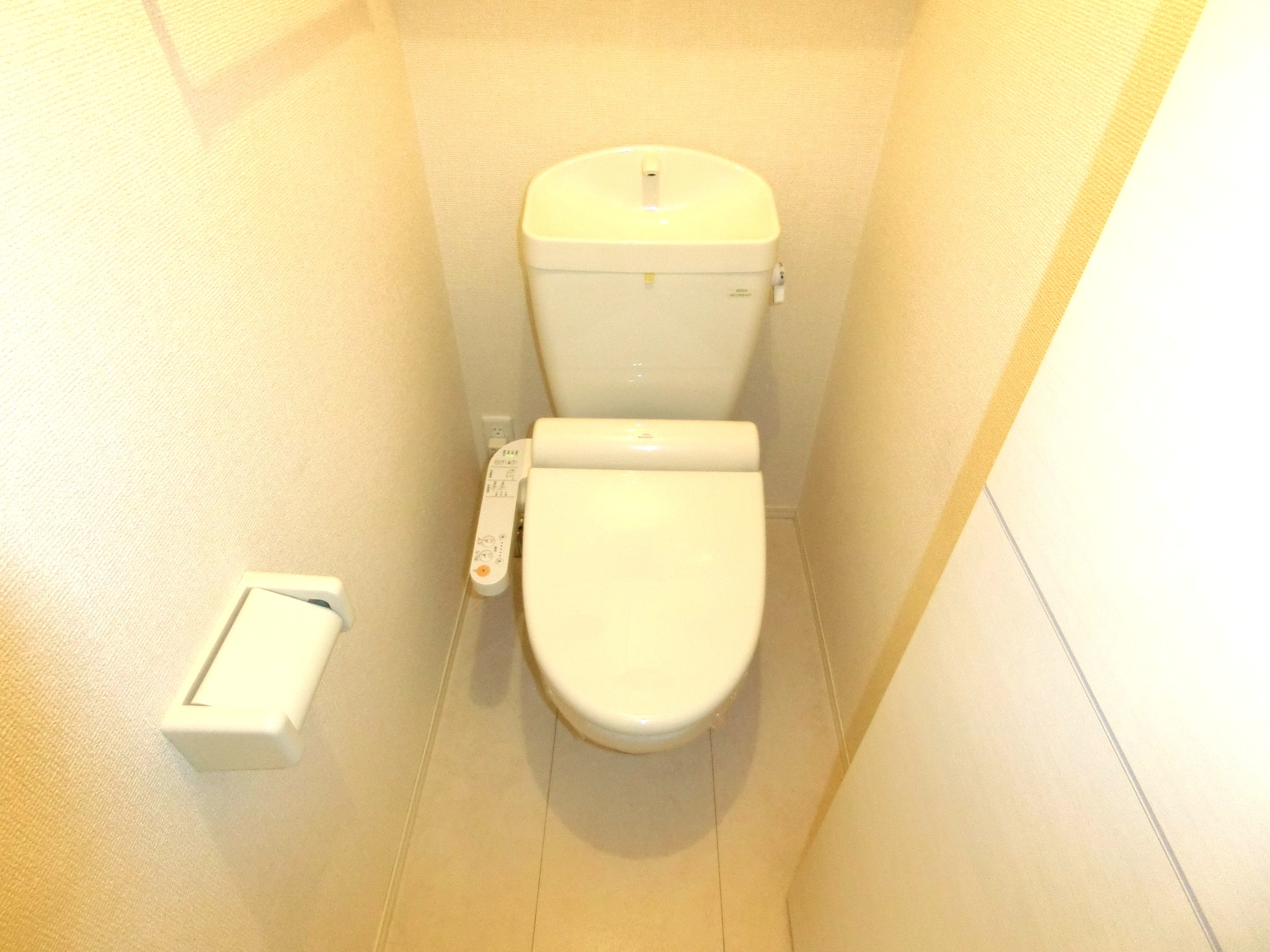 トイレ　温水洗浄機付のトイレです☆