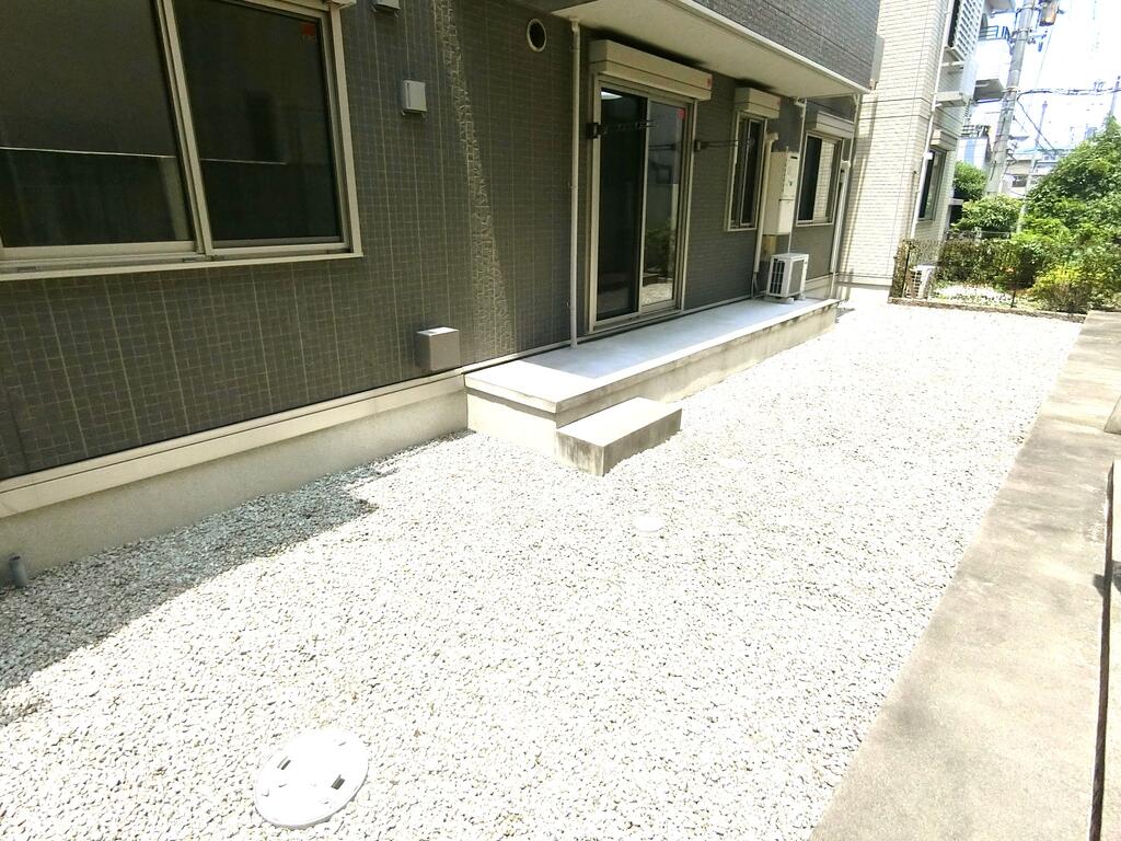 バルコニー　家庭菜園にも最適な大きな専用庭を完備です☆