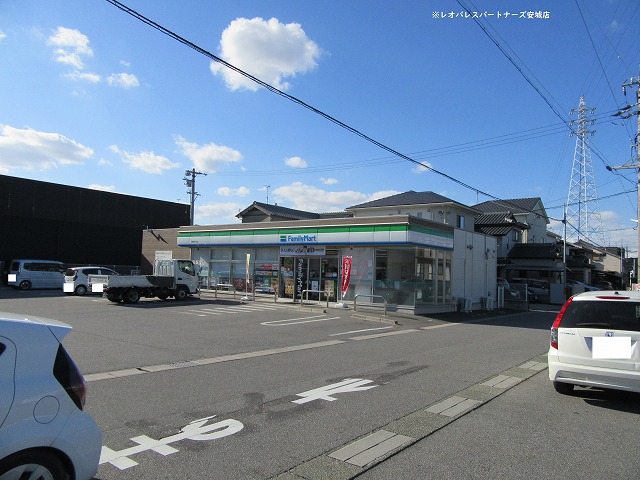コンビニ　ファミリーマート岡崎西大友店（コンビニ）まで593m