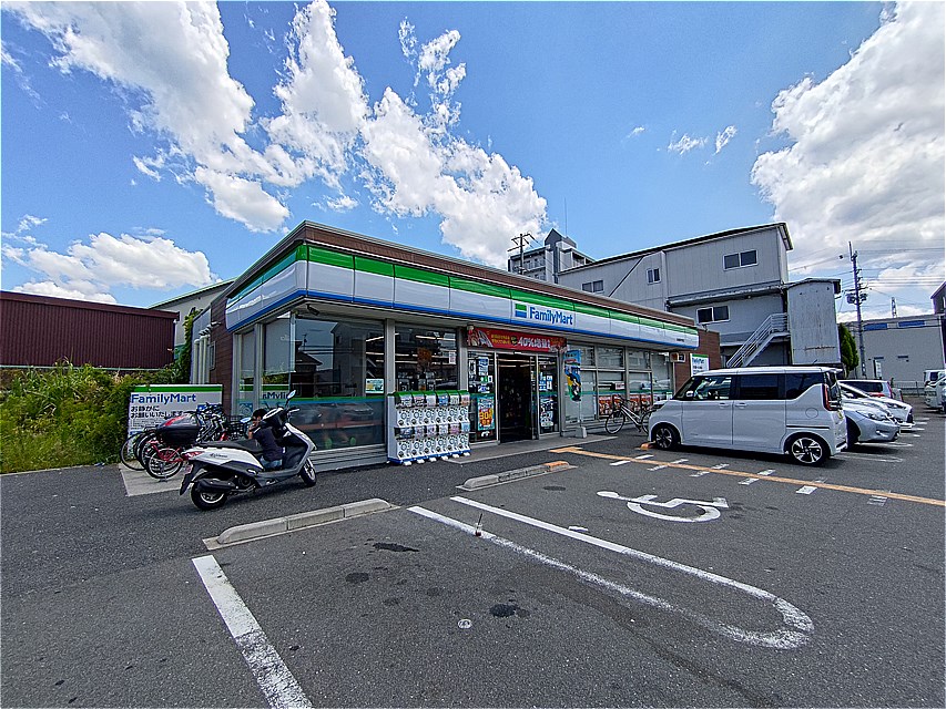 コンビニ　ファミリーマート四條畷中野店（コンビニ）まで400m