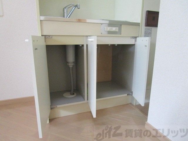 収納　キッチン下部