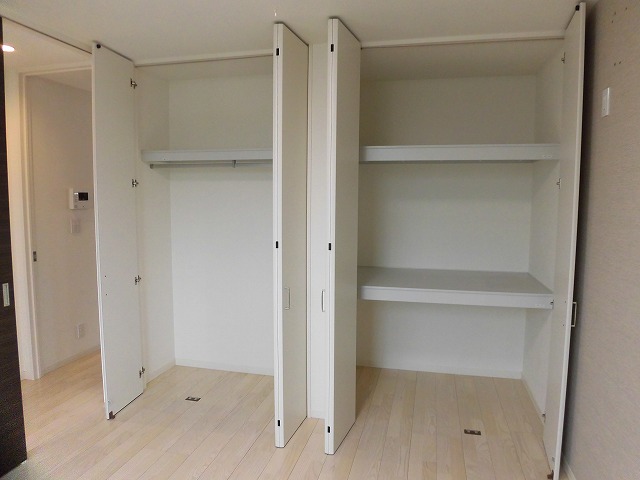 収納　北側洋室のクローゼットと物入