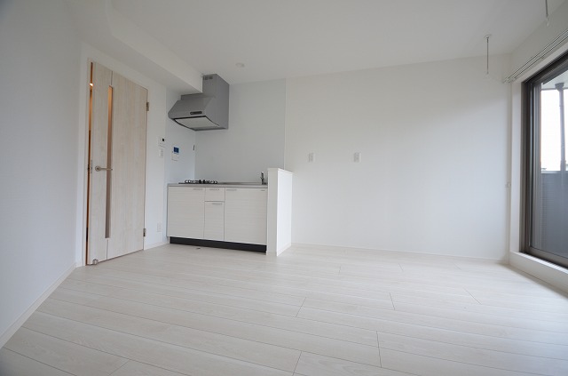 居室・リビング　同物件別号室です。