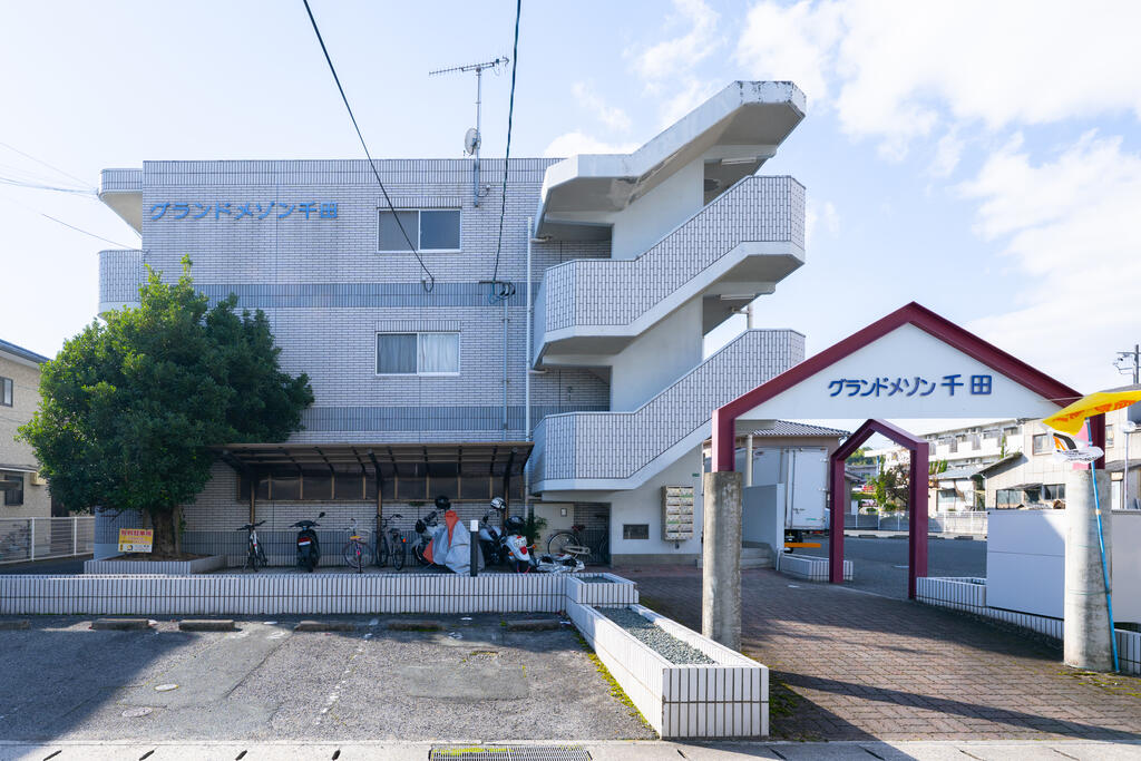 建物外観　鉄筋コンクリート造で隣家とも距離のある物件