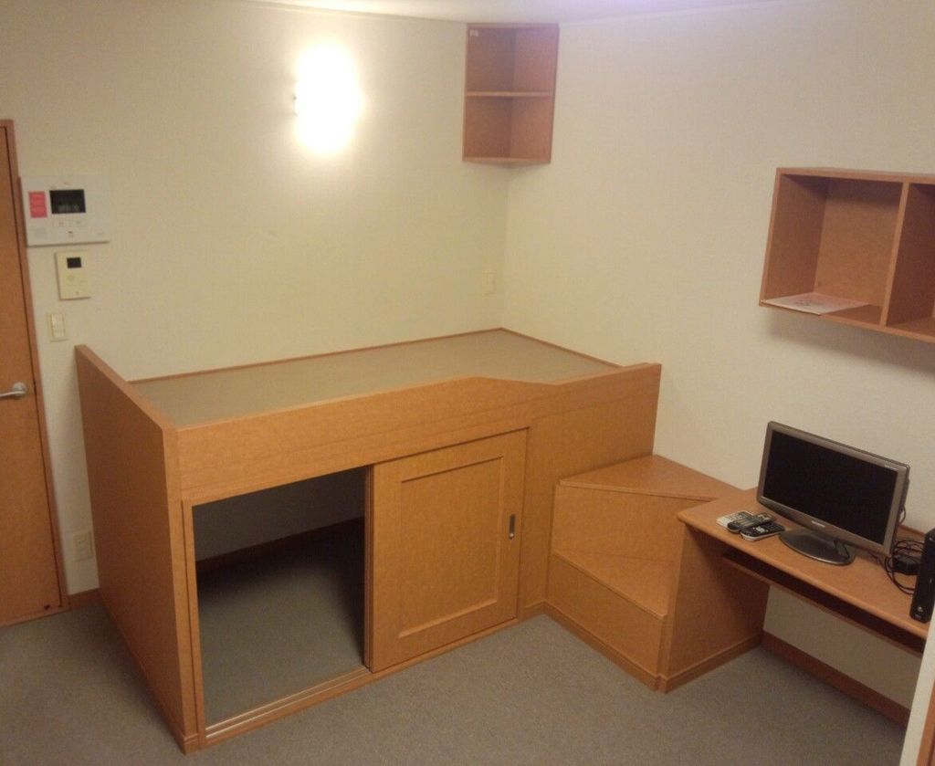 居室・リビング　ハイベッド下、階段部分も収納できます