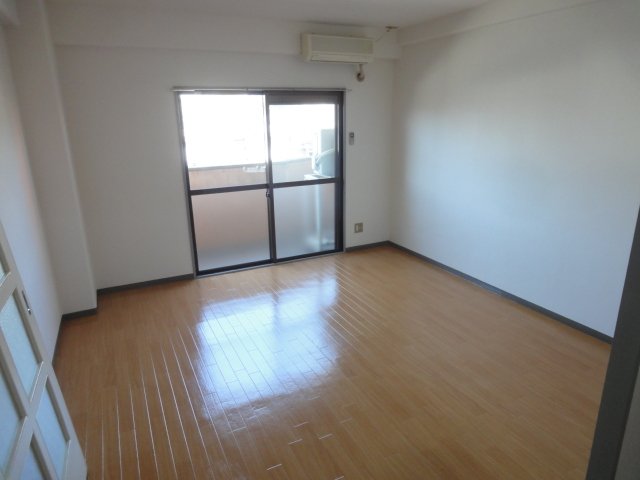 居室・リビング　写真は別室のものです。