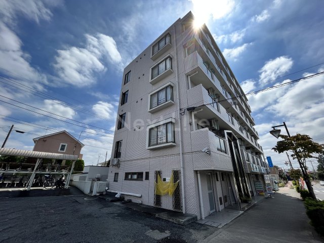 武蔵村山市大南のマンションの建物外観