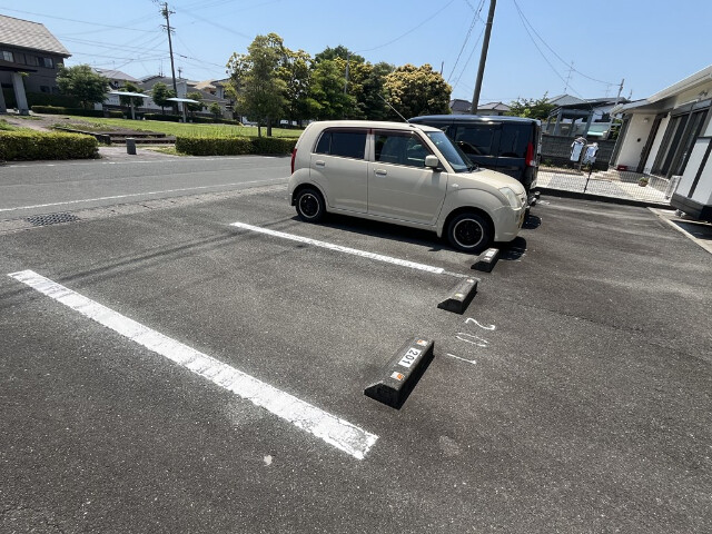 【浜松市浜名区貴布祢のアパートの駐車場】