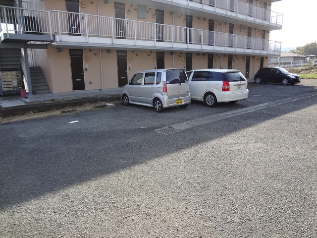 【八王子市館町のマンションの駐車場】