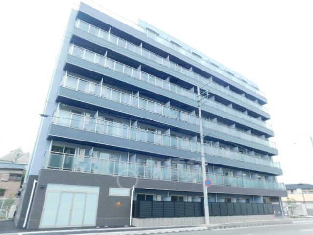 川西市出在家町のマンションの建物外観