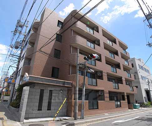 京都市南区上鳥羽南花名町のマンションの建物外観