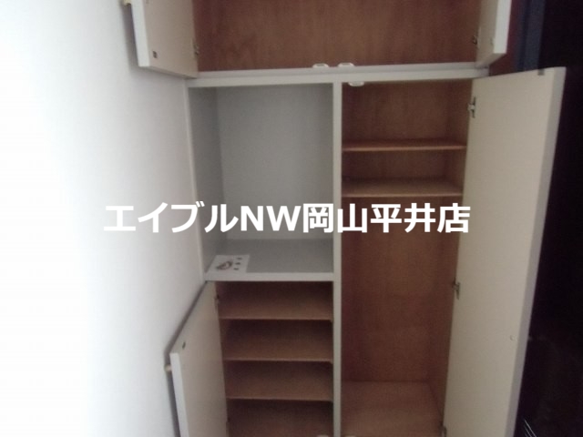 【岡山市中区高島新屋敷のマンションの玄関】