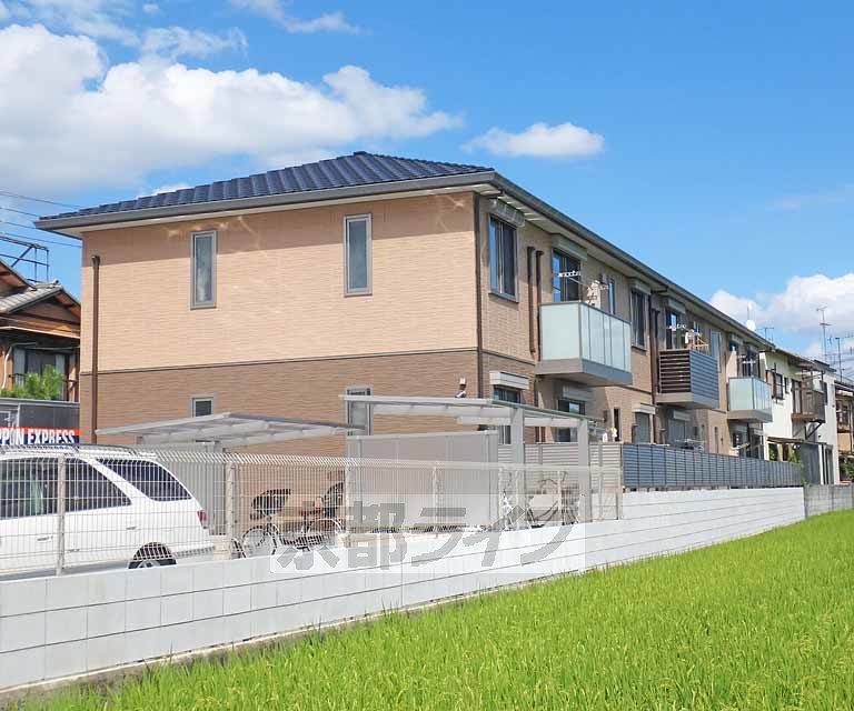 京都市南区久世大薮町のアパートの建物外観