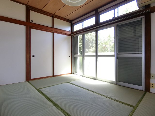 居室・リビング　南向きの明るい居室スペース。