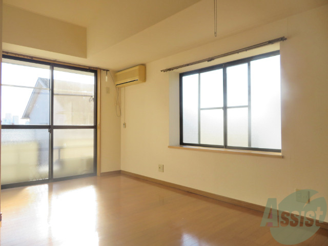 居室・リビング　リビングはこちらフローリングの８帖のお部屋になりますね。