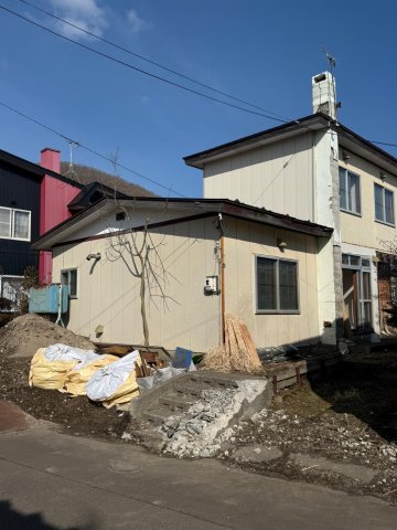 建物外観　写真に写っている荷物等は現在ございません。