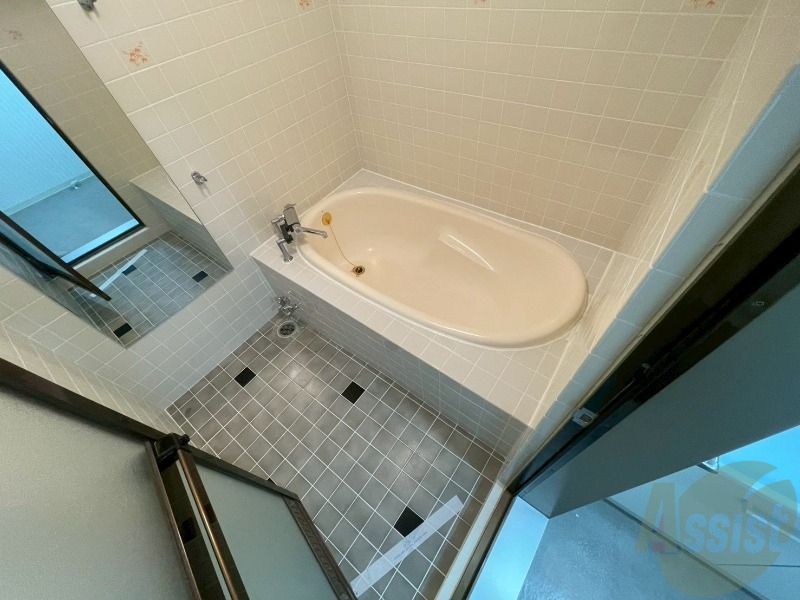 バス・シャワールーム　バスルームはこちらです。広々としてゆったり休めます。