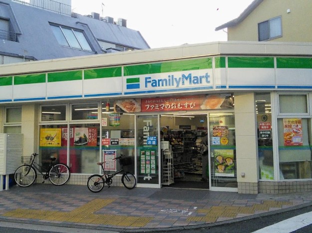 コンビニ　ファミリーマート世田谷淡島通り店（コンビニ）まで322m