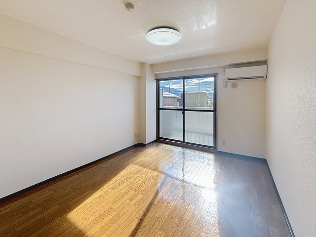 居室・リビング　掲載写真は同型モデルを掲載しております。実際のお部屋と仕様等