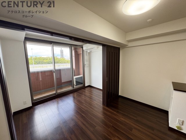 居室・リビング　エアコン付き　床色が落ち着いた色合いでとても綺麗です