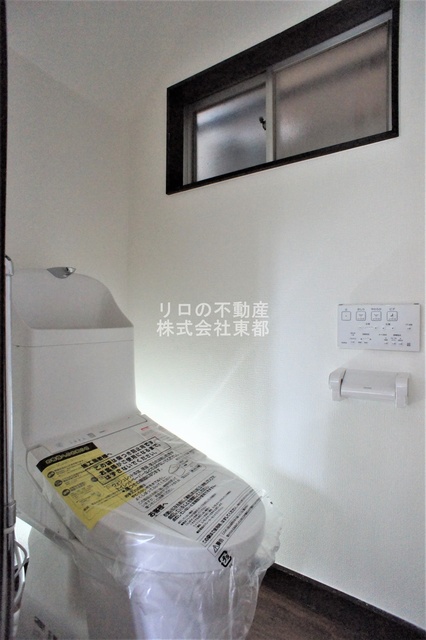 トイレ　トイレスペースにも窓があるので、換気バッチリです☆