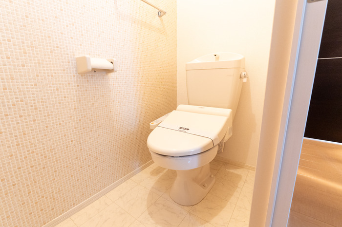 トイレ　落ち着いた色調のトイレです