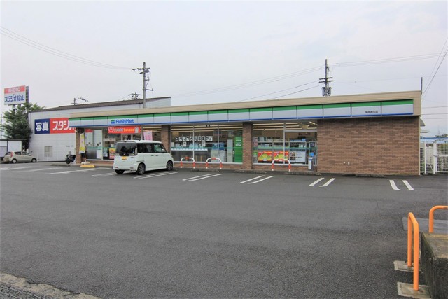 コンビニ　ファミリーマート　砥部麻生店（コンビニ）まで884m