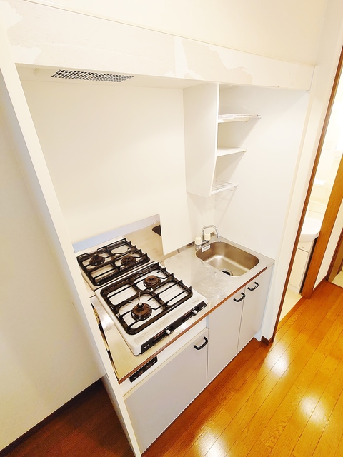 キッチン　２口ガスキッチン・横に冷蔵庫置き場