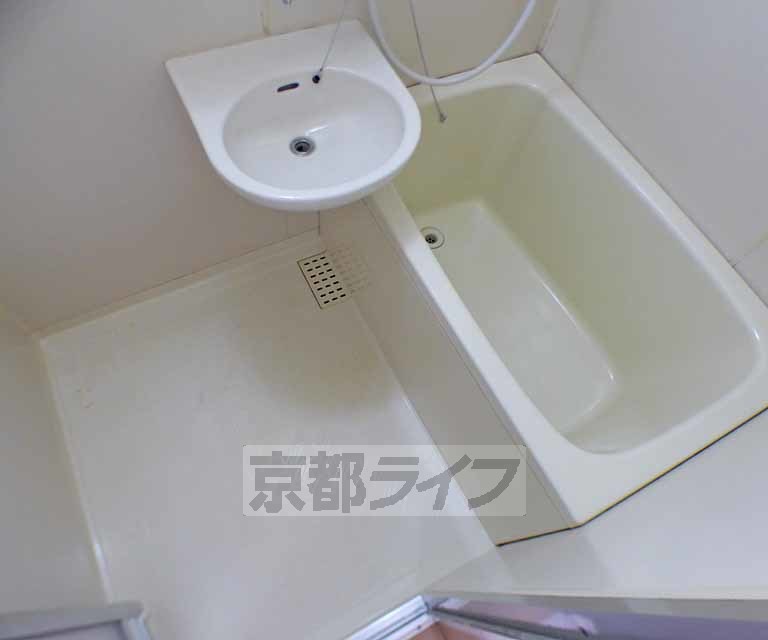 バス・シャワールーム　スッキリとした浴室です。