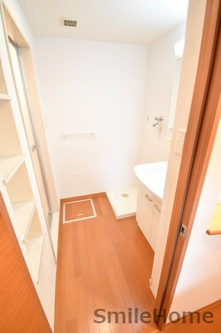 洗面設備　人気の独立洗面所にはうれしいシャンプードレッサー完備です。