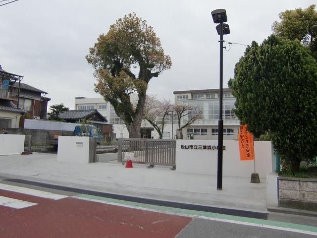 小学校　三津浜小学校（小学校）（小学校）まで651m