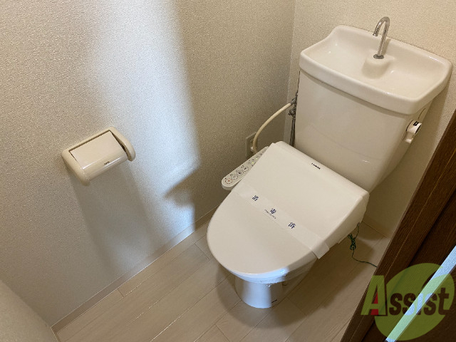トイレ　ウォシュレット付きで清潔感のあるトイレですね。