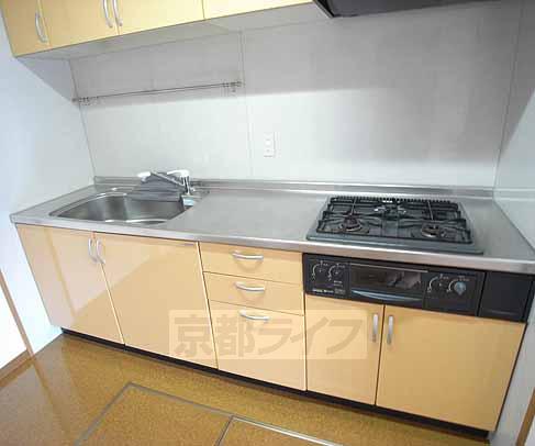 キッチン　３口コンロ付きです。