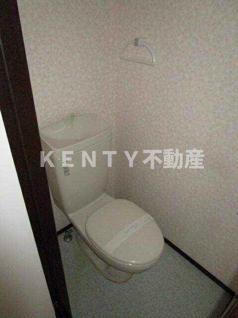 トイレ　落ち着いた色調のトイレです