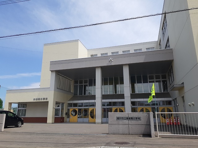 小学校　旭川市立神楽岡小学校（小学校）まで900m