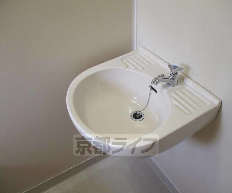 洗面設備　間口が大きいので部屋が広く感じます。