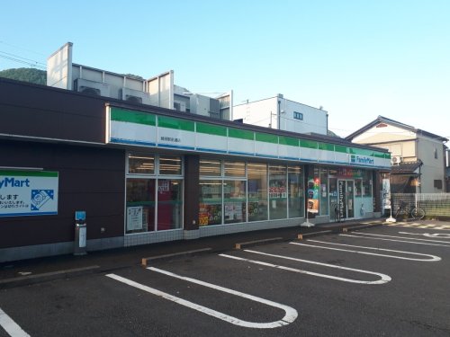 コンビニ　ファミリーマート綾部駅前店（コンビニ）まで104m