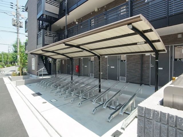 その他共有部分　♪屋根付き駐輪場はスタンド付きで収納しやすい♪