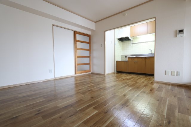 居室・リビング　※別部屋のお写真で、現況優先と致します。