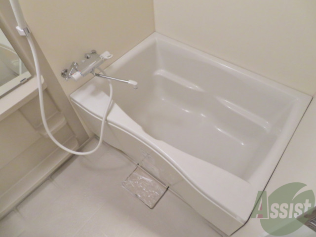 バス・シャワールーム　バスルームは狭すぎず、シャワーも浴びやすそうです。