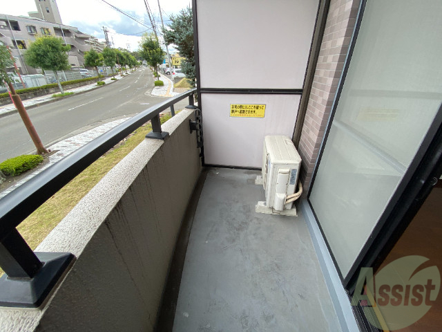 バルコニー　バルコニーは洗濯物を干すには十分な広さです。