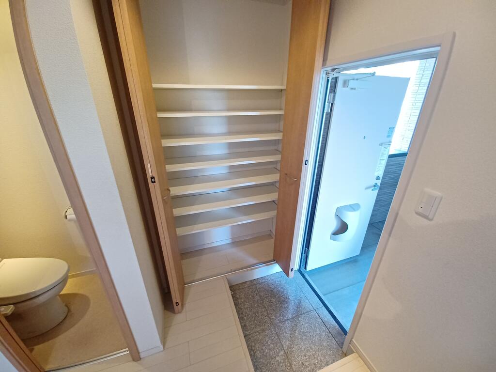 玄関　※同物件別部屋写真
