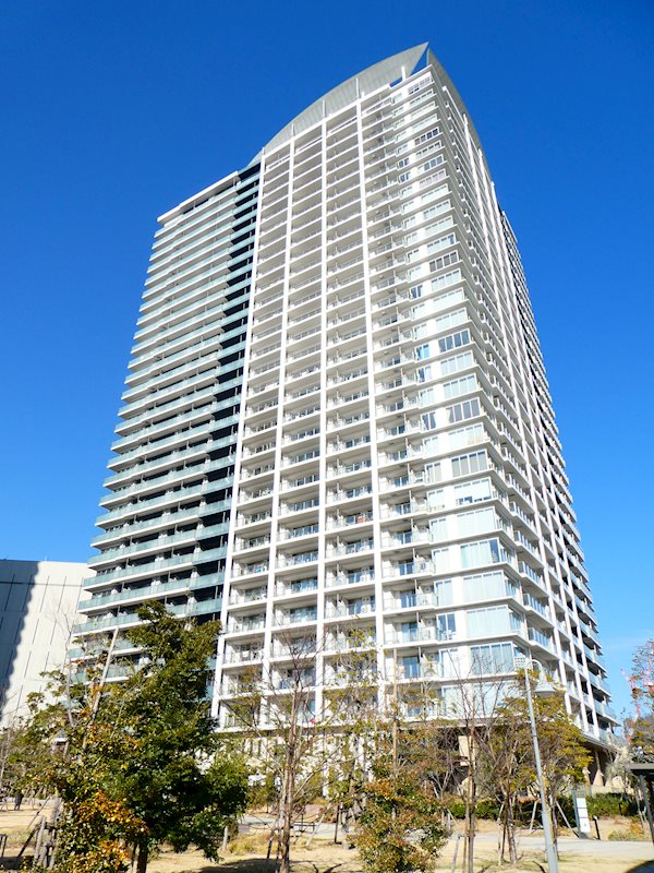 建物外観　運河のすぐそばに建つタワーマンション♪